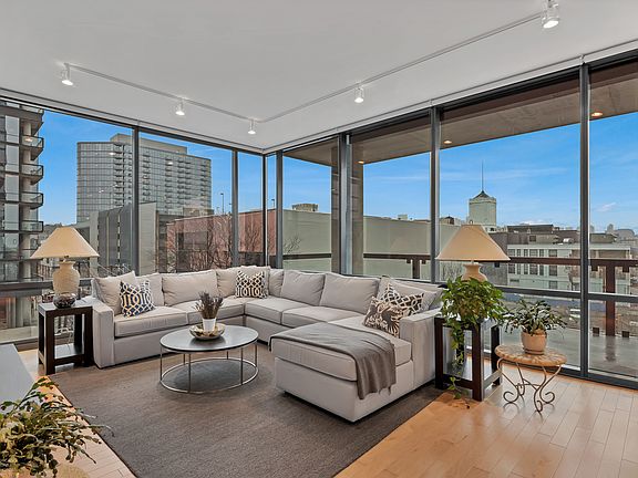 4th image of 860 W Blackhawk St #407
