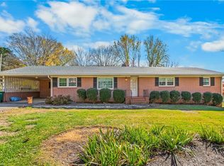 6595 Rollingwood Dr, Clemmons, NC 27012