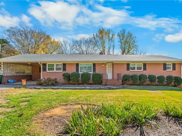 6595 Rollingwood Dr, Clemmons, NC 27012