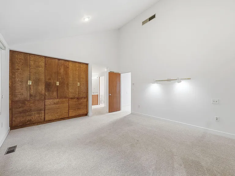882 Coachway — Photo 20