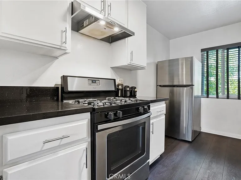 5805 Whitsett Ave #211 — Photo 9