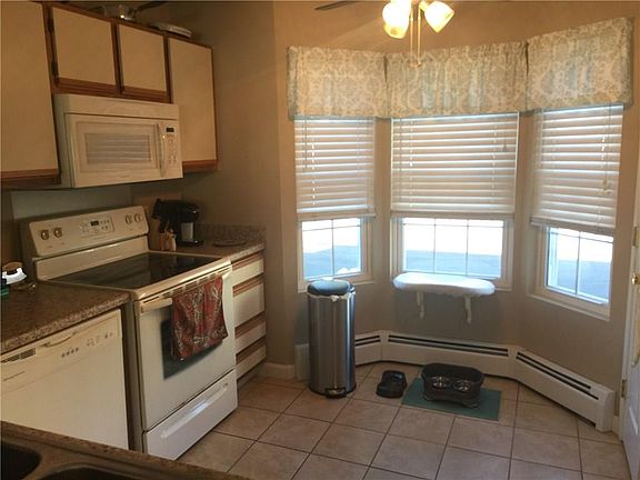 2nd image of 565 Quaker Ln APT 109