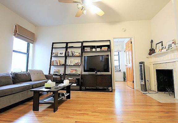 3rd image of 305 W 92nd St APT 4A