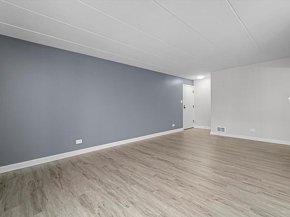 4th image of 4716 W 106th Pl APT 1C