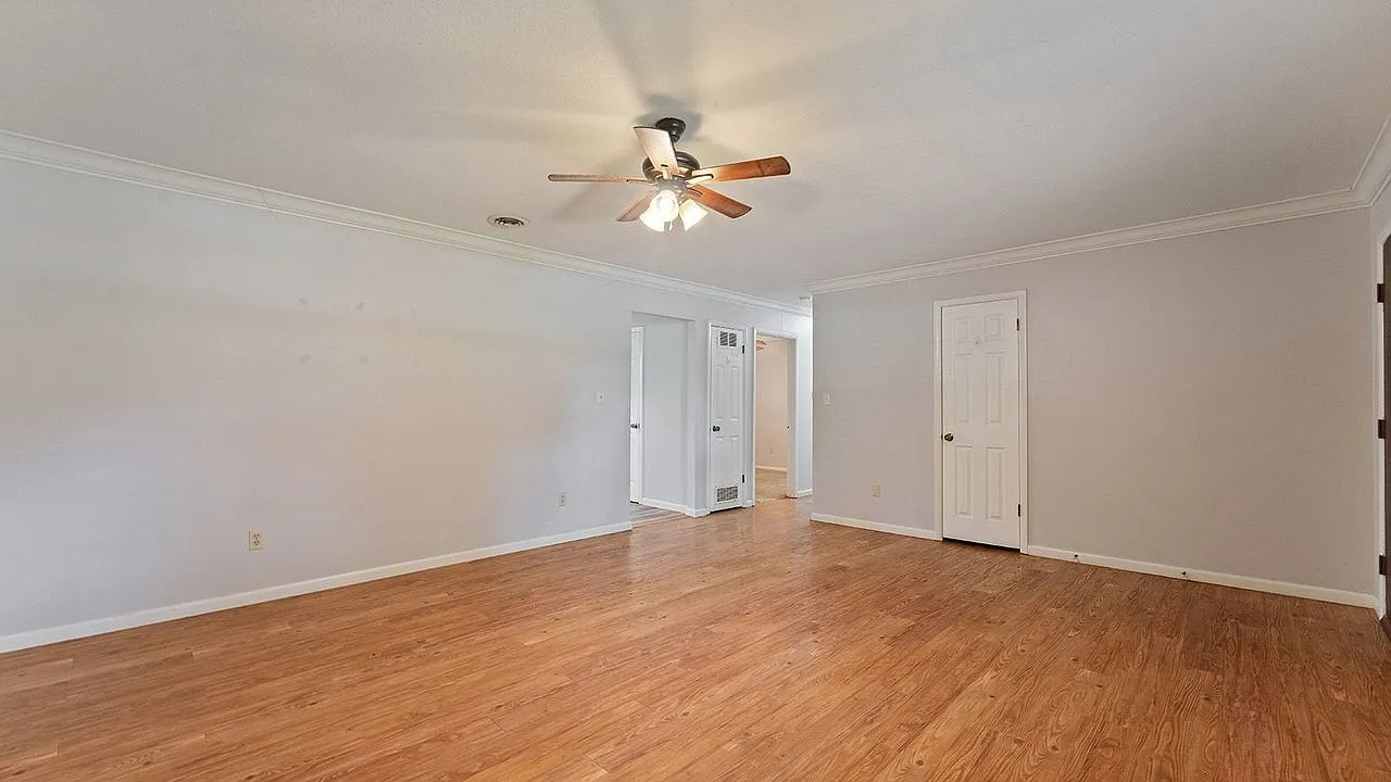3 bed, 2.0 bath, 1360 sqft, $1,645 — Photo 3