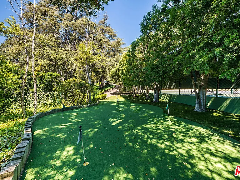 1550 Amalfi Dr — Photo 34