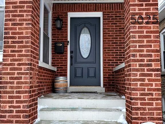 2nd image of 5025 W Waveland Ave