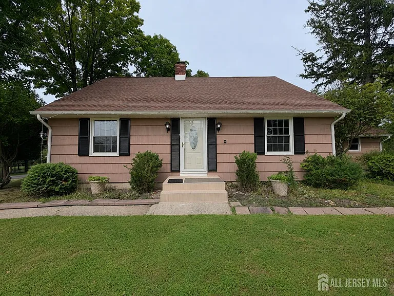 580 Village Rd W — Photo 1