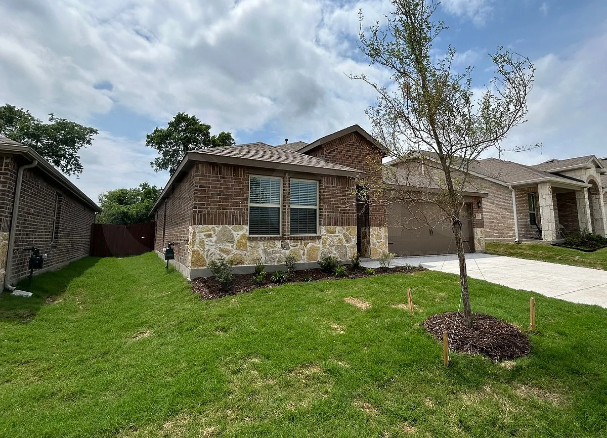 4 bed, 3.0 bath, 2060 sqft, $2,150 — Photo 1
