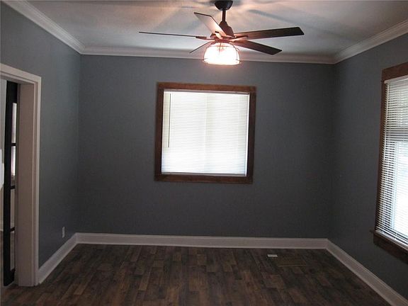 5th image of 800 N Broadway St
