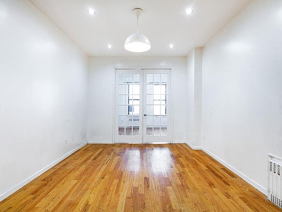 5th image of 279 Linden St APT 2R