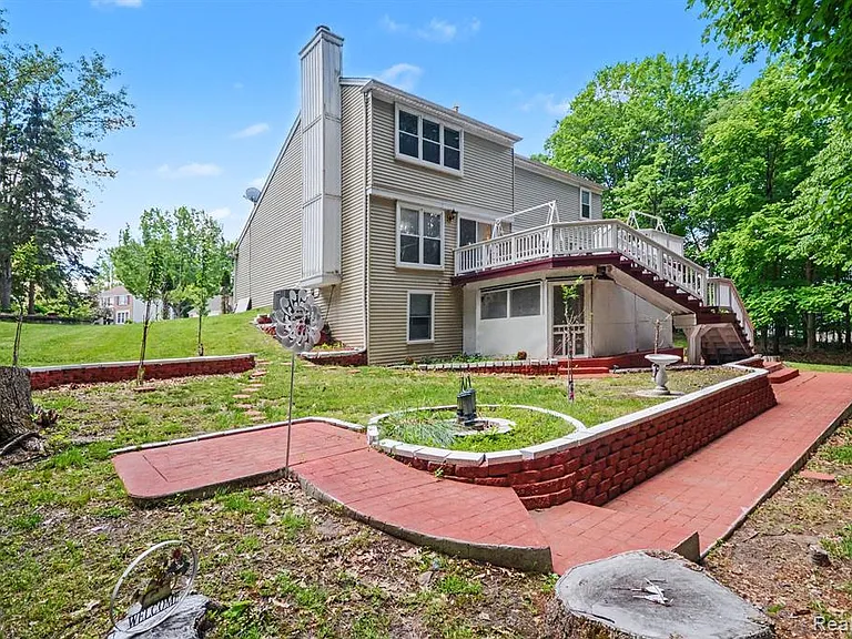 425 Thornridge Ct — Photo 33