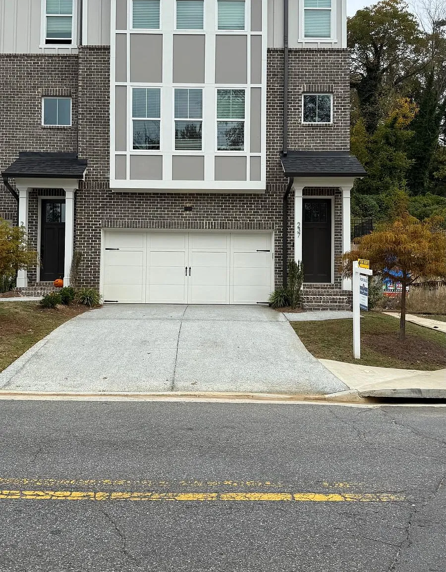 3 bed, 2700 sqft, $2,990 — Photo 1