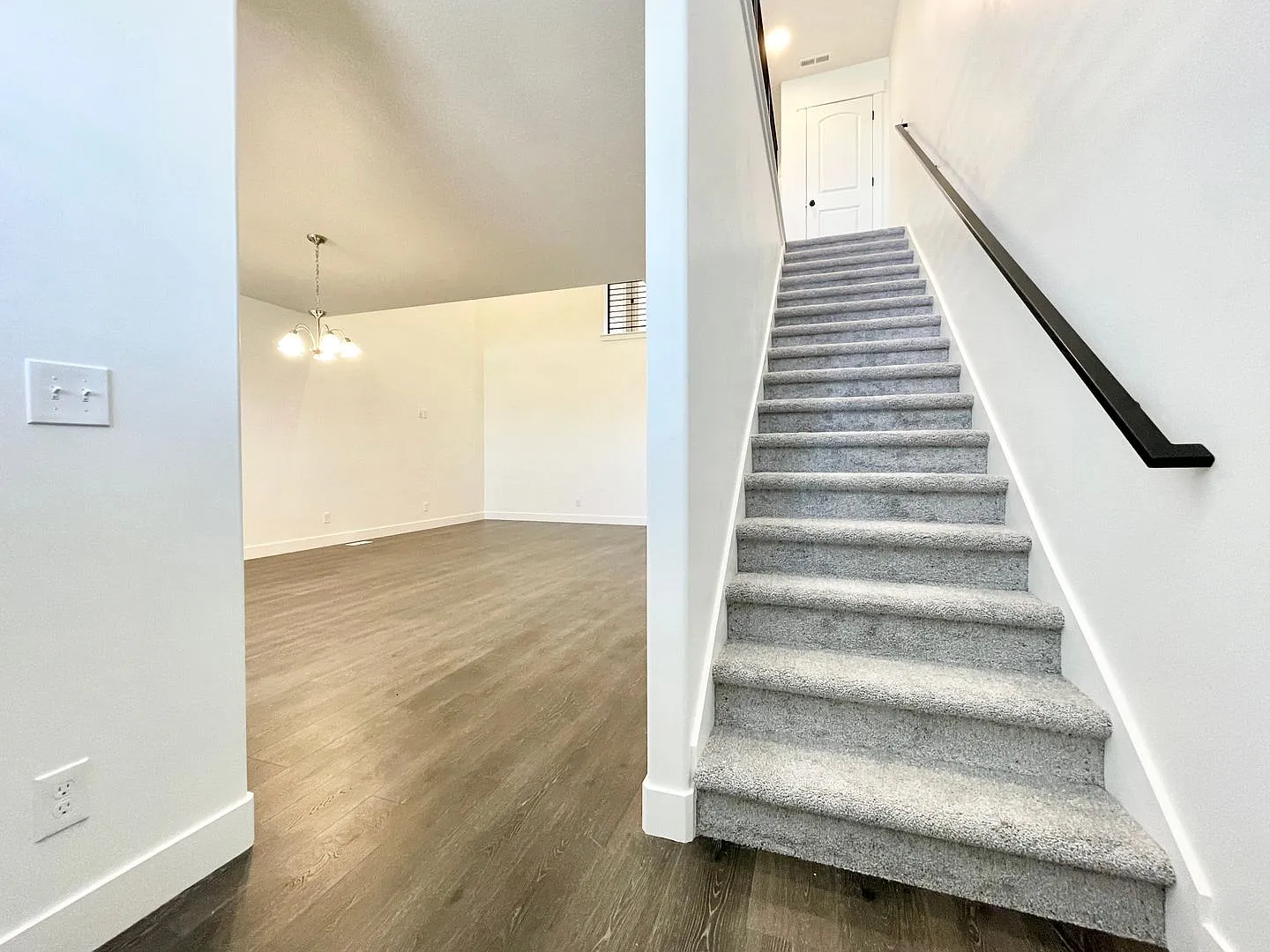 Modern Townhome at Mountain Ridge! — Photo 2