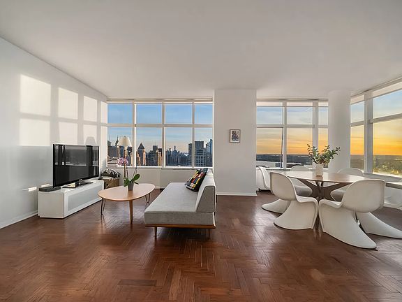 2nd image of 160 W 66th St APT 59E