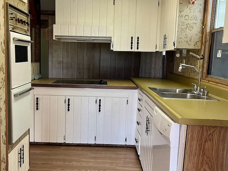 413 Pine Tree Ln — Photo 12