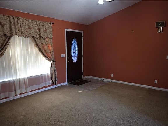 2nd image of 2410 Lee St