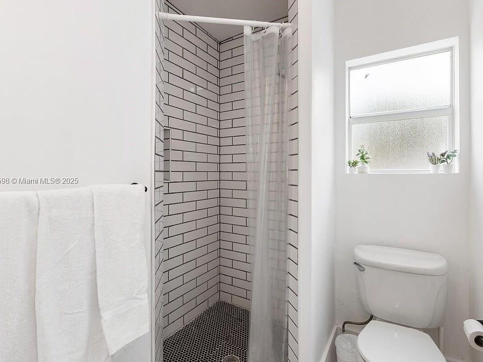 1st image of 301 NE 17th Ave APT 4