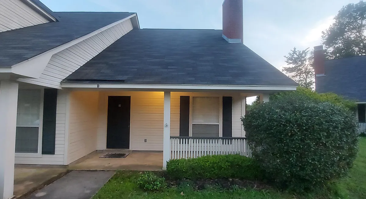 Lighted front porch. Park at your door. Private side entrance. - Ridgemar Cir