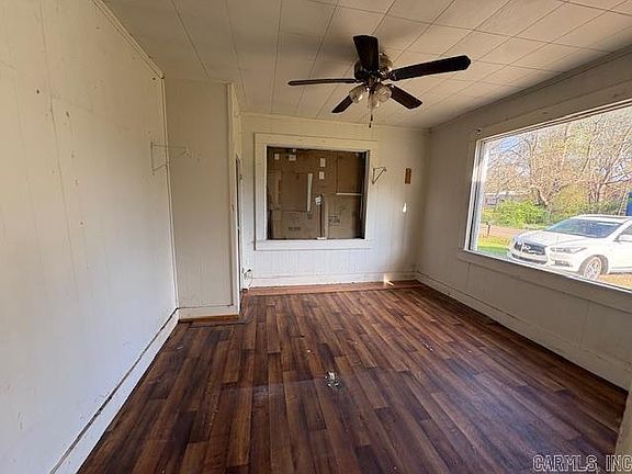 3rd image of 910 E 2nd St