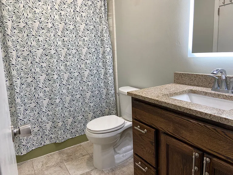 2404 Parkwood Dr — Photo 4