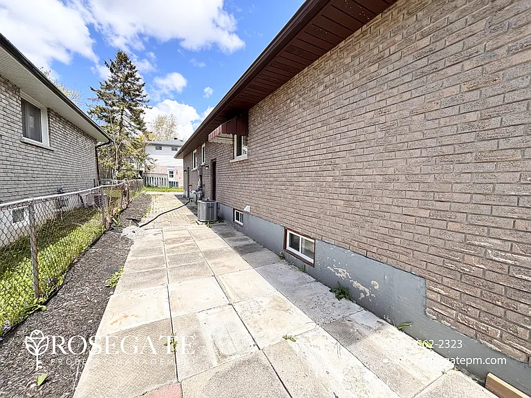49 College Cres #2 — Photo 32