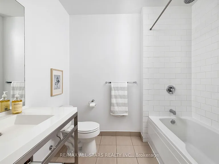 60 Bathurst St #Penthouse 1011 — Photo 14