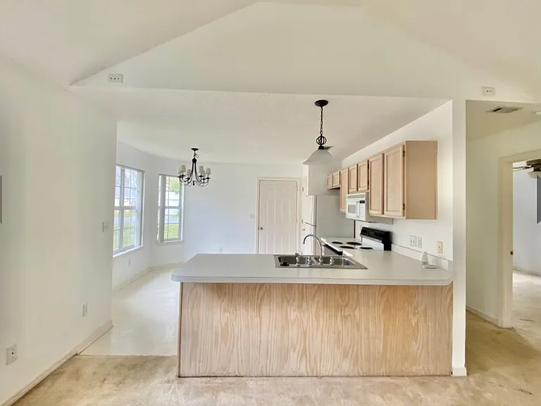 1914 Summer Hills Ln — Photo 3