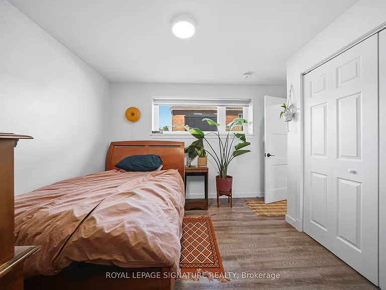 389R Leslie St S #SOUTH — Photo 9
