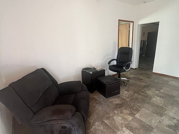 2nd image of 601 Como