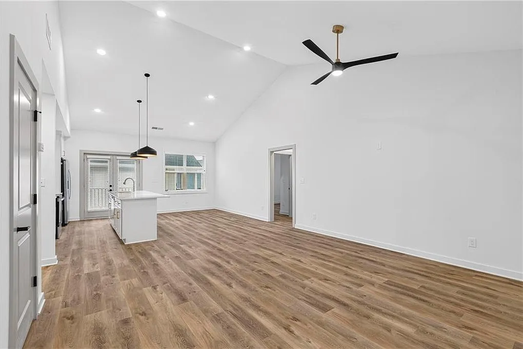 4 bed, 2.0 bath, 1310 sqft, $3,200 — Photo 4