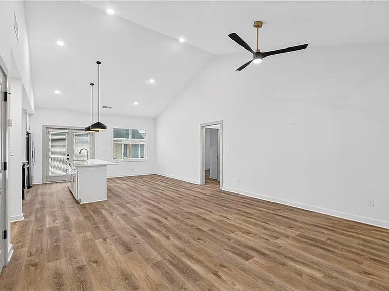 122 Hilltop Dr SW — Photo 4