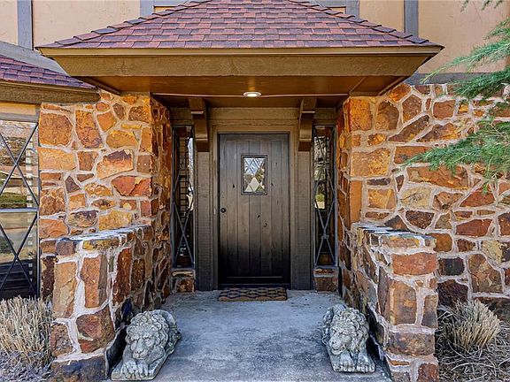5th image of 823 N Terrace Dr
