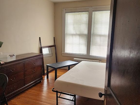 4th image of 1011 1/2 College Ave