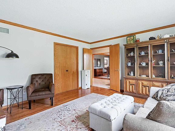 5th image of 4605 Greenbrier Dr