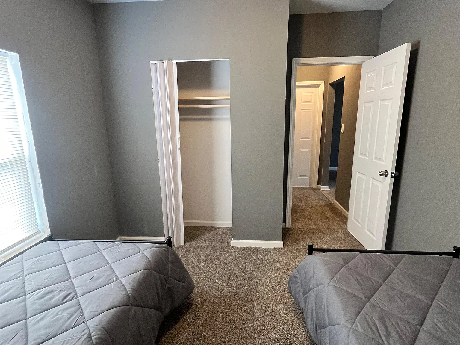 3 bed, 1.0 bath, 910 sqft, $4,547 — Photo 2