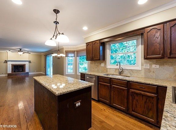 5th image of 230 W Wellington Dr