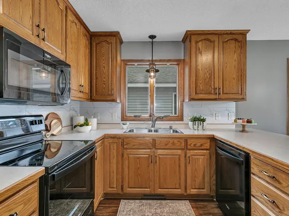 914 Willow Grove Cir, Waite Park, MN 56387