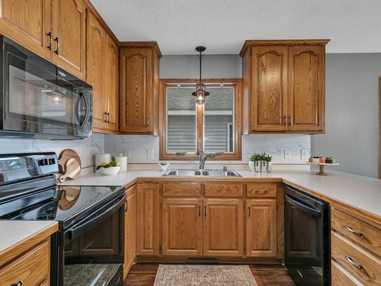 914 Willow Grove Cir, Waite Park, MN 56387