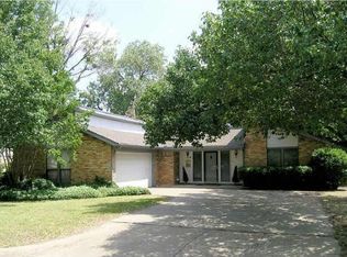 5421 Parliament Dr, Arlington, TX 76017