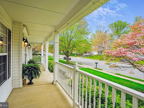 3rd image of 311 Oakcrest Manor Dr NE