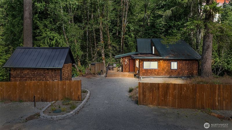 3rd image of 178 Skate Creek Road N