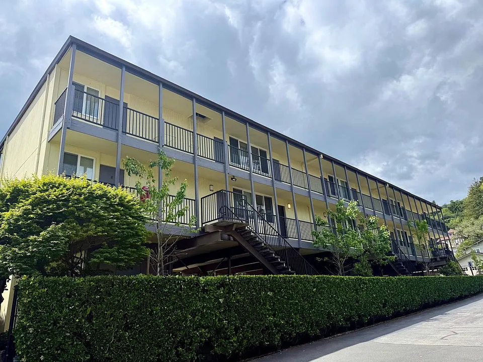 30 Locust Ave #1-8