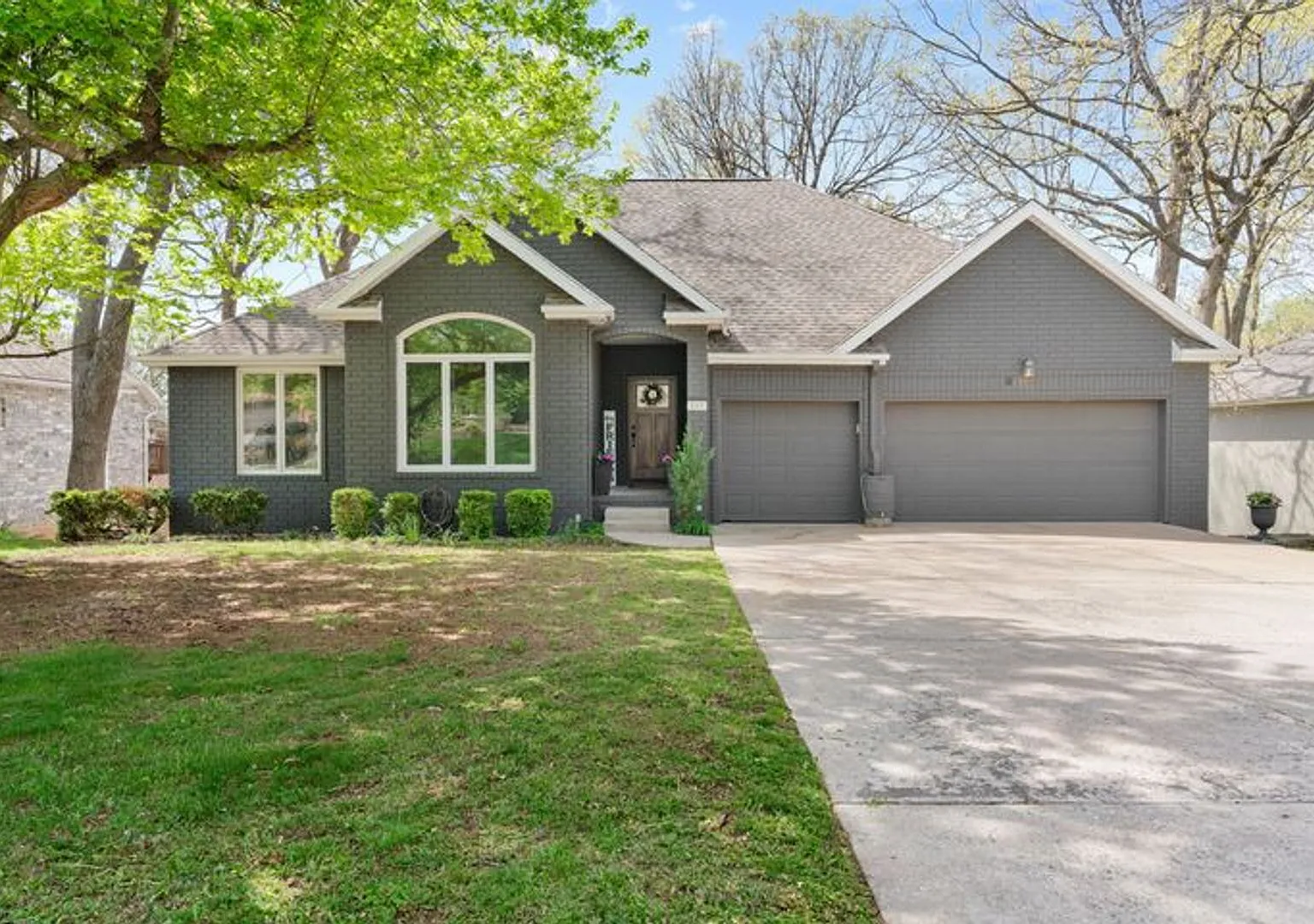 Executive rental in SW Springfield — Photo 1