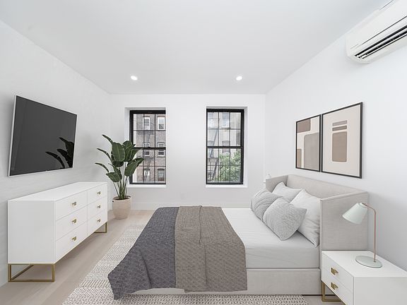 3rd image of 47 Saint Marks Pl APT 4W