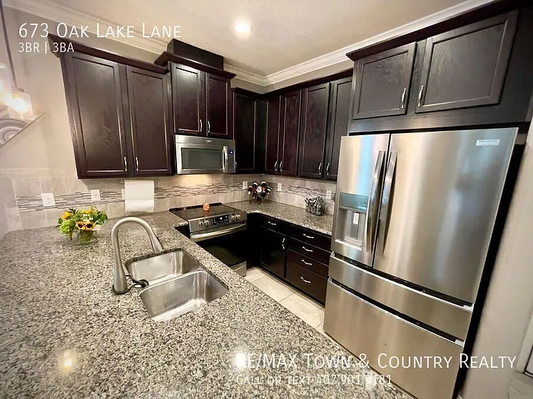 673 Oak Lake Ln — Photo 11
