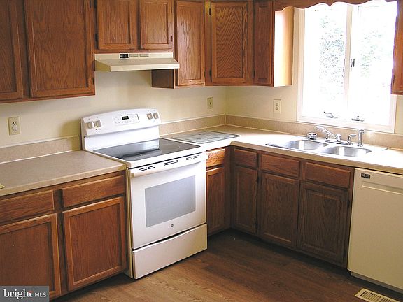 4th image of 103 Somerset St