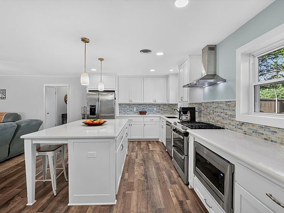 5th image of 701 E Main St