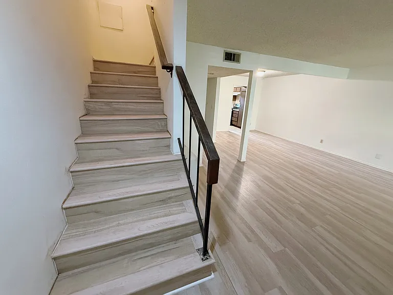 475 W Walnut St — Photo 29