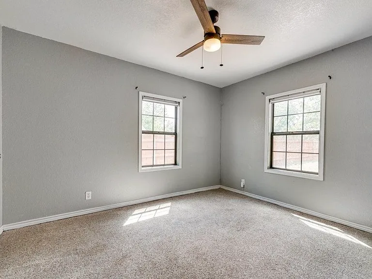 1102 Barnes Ave — Photo 4